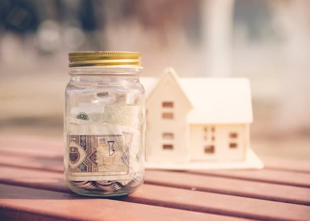 Sparebøsse og husmodell som symbol på egenkapital
