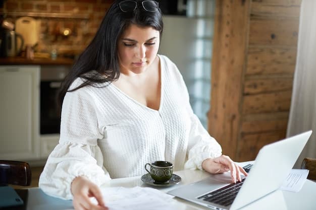 Person som analyserer lånerenter på dataskjerm