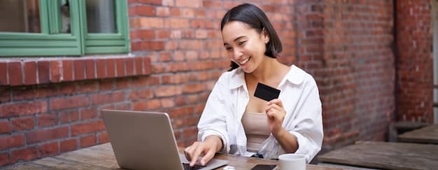 Bedriftseier vurderer firmakort og utlegg på laptop