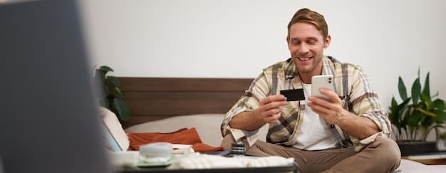 Person som sammenligner kredittkorttilbud på laptop