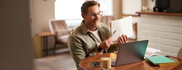 Person som sammenligner refinansieringstilbud på laptop