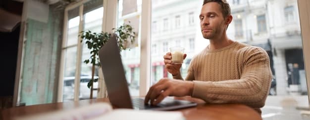 Person som vurderer refinansieringstilbud på nett