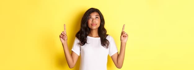 Person analyserer innskuddsrente og spareplan